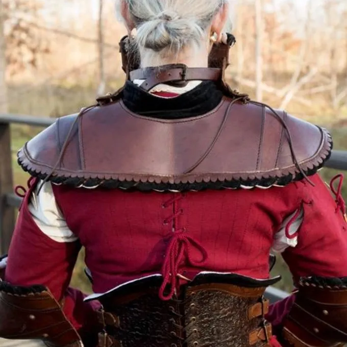 Epic Armoury Edles Leder Gorget, Rot 4 Epic Armoury Edles Leder Gorget, Rot – Bild 2