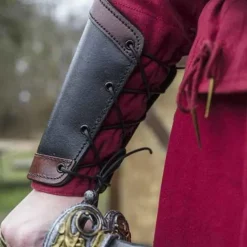 Epic Armoury Leder Armschienen Krieger, Schwarz-rot, Paar 6 Epic Armoury Leder Armschienen Krieger, Schwarz-rot, Paar -Säbel Rabatt leder armschienen krieger schwarz rot paar 1